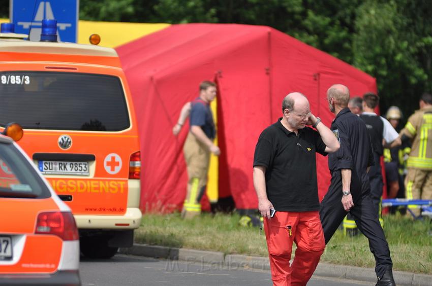 Schwerer Unfall mit Reisebus Lohmar Donrather Dreieck P146.JPG